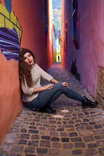 Uma Jovem Mulher Uma Rua Estreita Uma Cidade Velha — Fotografia de Stock