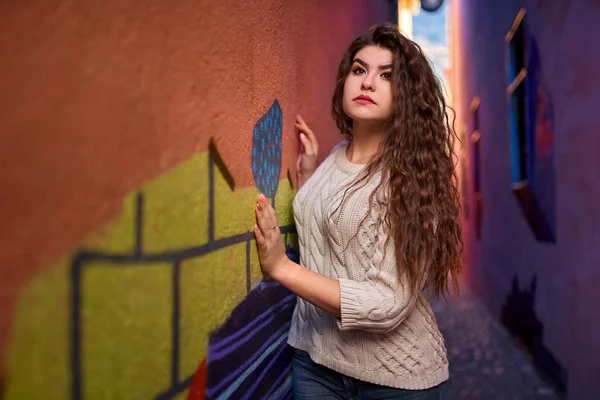 Una Joven Una Calle Estrecha Casco Antiguo — Foto de Stock