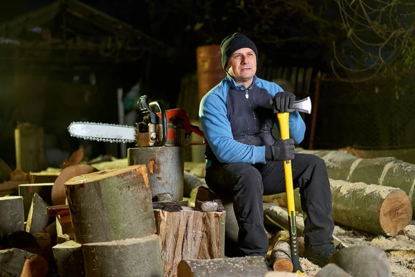 Lumberjack Com Machado Motosserra Trabalhando Até Tarde Noite — Fotografia de Stock