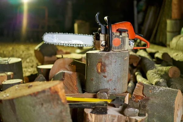 Chainsaw Axes Mallet Wedges Cut Lumber Logs Night — ストック写真