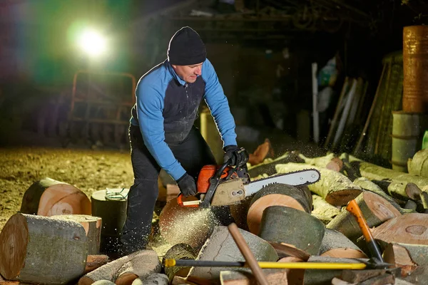 Lumberjack Trabalhando Até Tarde Noite Serrar Logs Com Motosserra — Fotografia de Stock