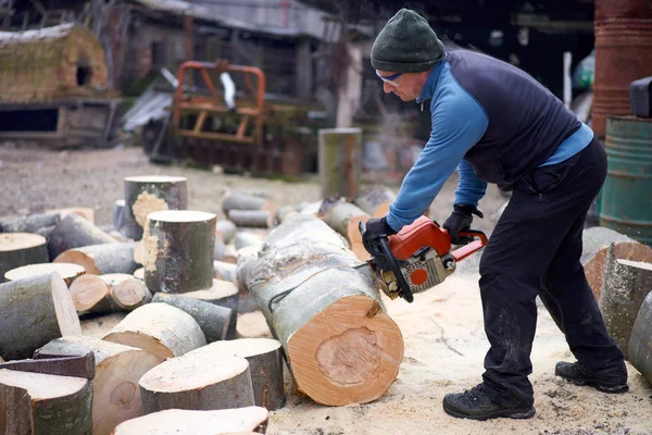 Lumberjack Trabalhando Toras Faia Com Motosserra — Fotografia de Stock