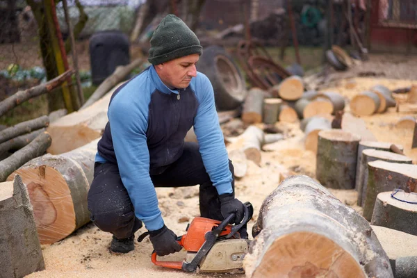Lumberjack Trabalhando Toras Faia Com Motosserra — Fotografia de Stock