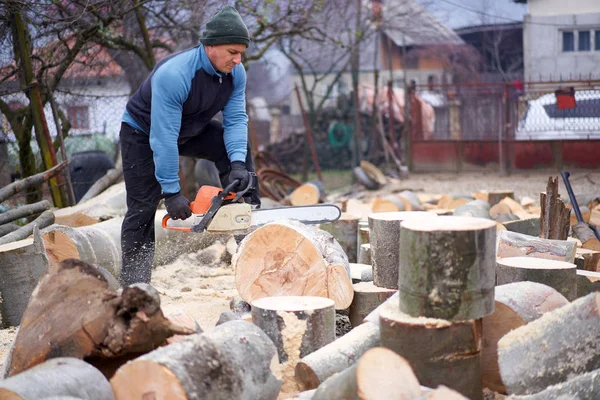 Skogshuggare Som Arbetar Med Bokstockar Med Motorsåg — Stockfoto
