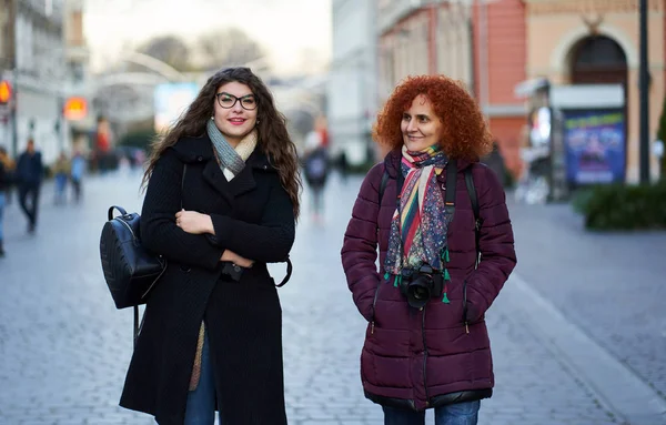 Girlfriends Walking Street Old Town — Stock Photo, Image