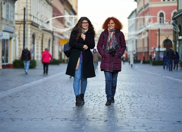 Freundinnen Gehen Auf Einer Straße Einer Alten Stadt — Stockfoto