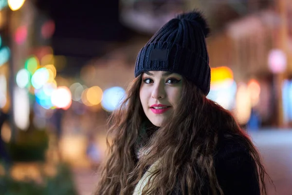 Gece Vakti Şehrin Işıkları Arkasında Genç Bir Kadın — Stok fotoğraf