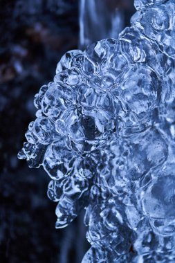 Donmuş bir şelaleden dağdaki güzel şekilli buz saçakları.