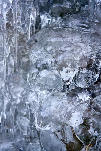 Donmuş Bir Şelaleden Dağdaki Güzel Şekilli Buz Saçakları — Stok fotoğraf