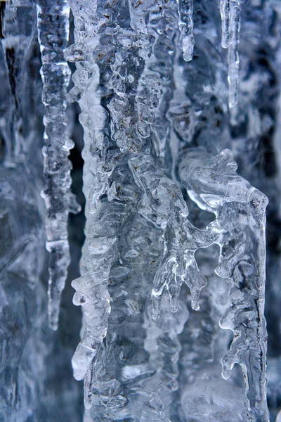 Gyönyörű Alakú Jégcsapok Egy Hegyen Egy Fagyott Vízesésből — Stock Fotó