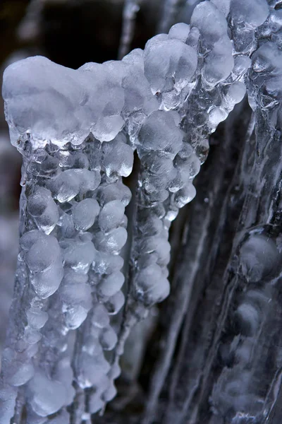 凍った滝から山の上に美しい形のつらら — ストック写真
