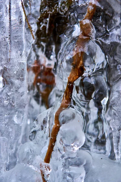 Prachtig Gevormde Ijspegels Een Berg Van Een Bevroren Waterval — Stockfoto