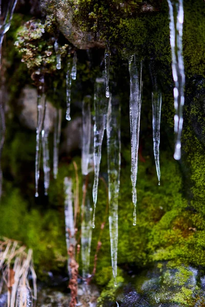 凍った滝から山の上に美しい形のつらら — ストック写真