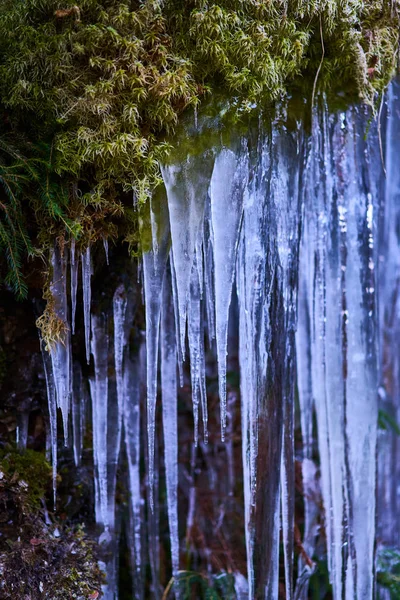 Carámbanos Bellamente Formados Una Montaña Desde Una Cascada Congelada — Foto de Stock