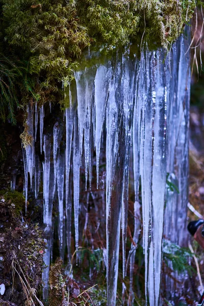 Krásně Tvarované Rampouchy Hoře Zamrzlého Vodopádu — Stock fotografie