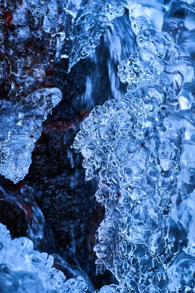 Carámbanos Bellamente Formados Una Montaña Desde Una Cascada Congelada —  Fotos de Stock