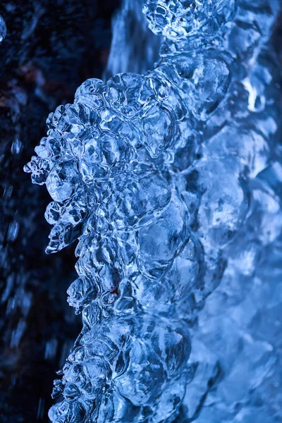 Prachtig Gevormde Ijspegels Een Berg Van Een Bevroren Waterval — Stockfoto