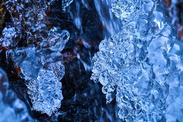 Vackert Formade Istappar Ett Berg Från Ett Fruset Vattenfall — Stockfoto