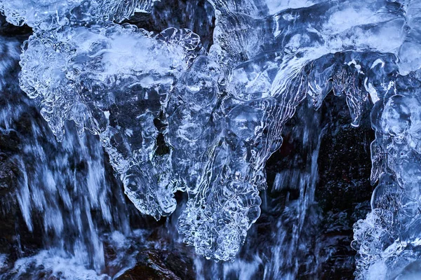 Vackert Formade Istappar Ett Berg Från Ett Fruset Vattenfall — Stockfoto