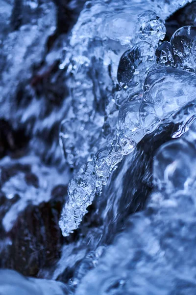 Prachtig Gevormde Ijspegels Een Berg Van Een Bevroren Waterval — Stockfoto