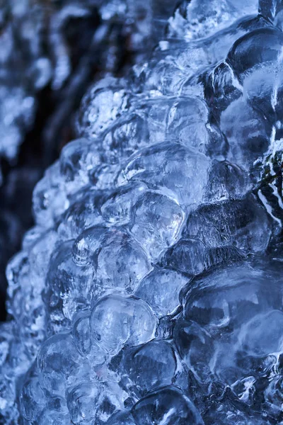 Donmuş bir şelaleden dağdaki güzel şekilli buz saçakları.