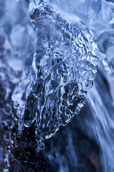 Prachtig Gevormde Ijspegels Een Berg Van Een Bevroren Waterval — Stockfoto