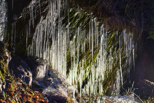 凍った滝から山の上に美しい形のつらら — ストック写真