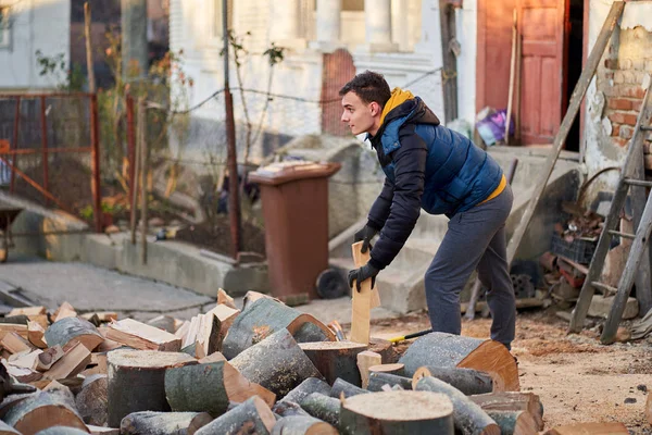 Rural Man Splitting Logs Axe Maul His Backyard — 스톡 사진