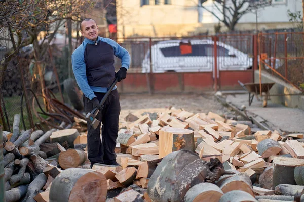 Rural Man Splitting Logs Axe Maul His Backyard — 스톡 사진