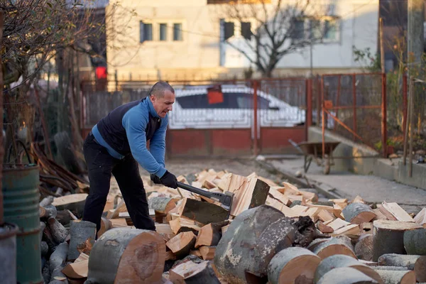 Сільський Чоловік Розбиває Колоди Сокирою Мамою Задньому Дворі — стокове фото