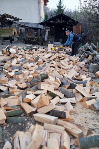 Rural Man Splitting Logs Axe Maul His Backyard — Stock Photo, Image