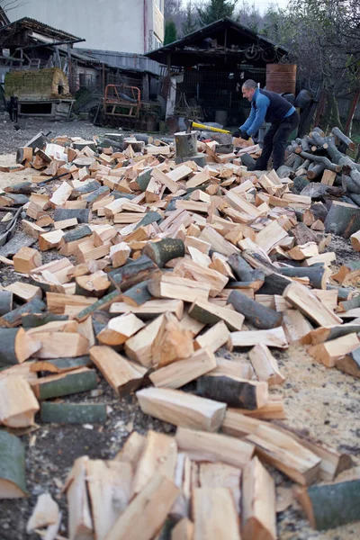 Rural Man Splitting Logs Axe Maul His Backyard — 스톡 사진