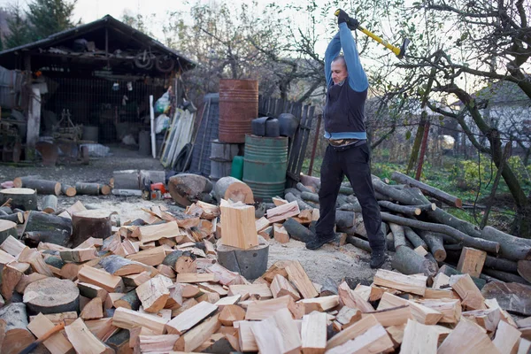 Wieśniak Dzielił Kłody Siekierą Łupem Podwórku — Zdjęcie stockowe