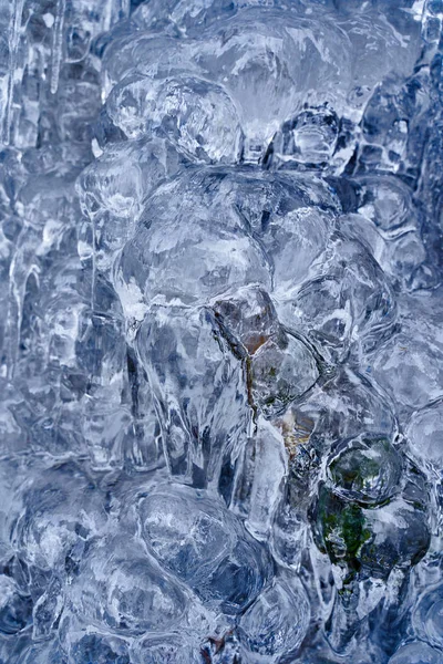 Prachtig Gevormde Ijspegels Een Berg Van Een Bevroren Waterval — Stockfoto