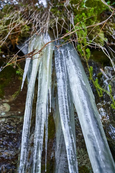 凍った滝から山の上に美しい形のつらら — ストック写真