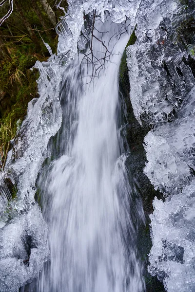 Wunderschön Geformte Eiszapfen Auf Einem Berg Von Einem Gefrorenen Wasserfall — Stockfoto