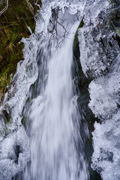 Ghiaccioli Splendidamente Sagomati Una Montagna Una Cascata Ghiacciata — Foto Stock