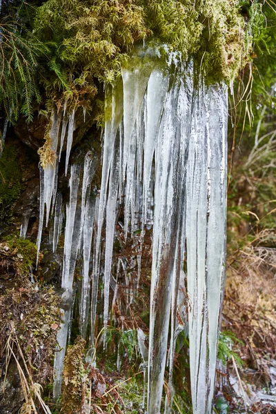 Wunderschön Geformte Eiszapfen Auf Einem Berg Von Einem Gefrorenen Wasserfall — Stockfoto