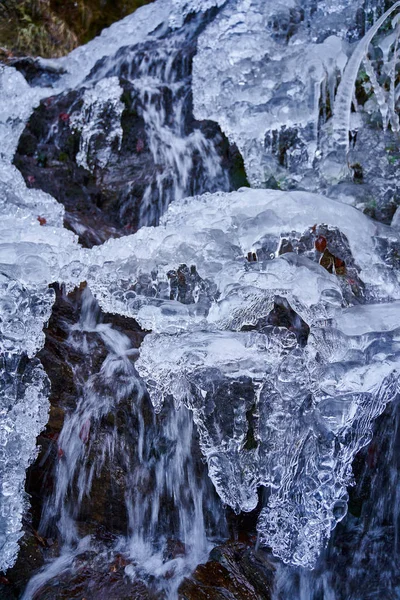 凍った滝から山の上に美しい形のつらら — ストック写真