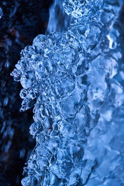 Gyönyörű Alakú Jégcsapok Egy Hegyen Egy Fagyott Vízesésből Stock Kép