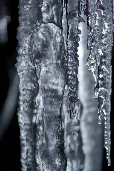 凍った滝から山の上に美しい形のつらら ロイヤリティフリーのストック画像