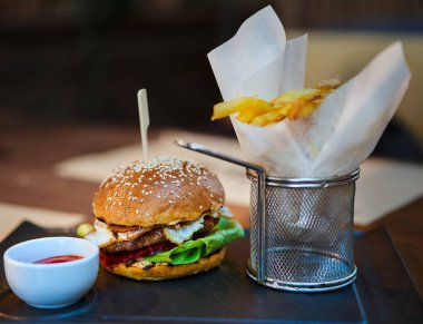 Closeup füme Dana eti hamburger patates kızartması ile