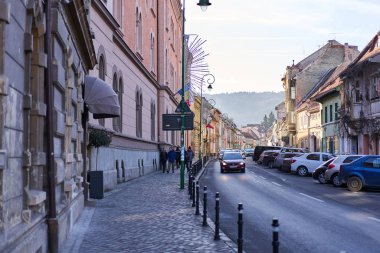 Brasov Bv, Romanya - 15 Aralık 2019: Brasov kentinin eski merkezinde sokak hayatı, popüler bir turistik bölge
