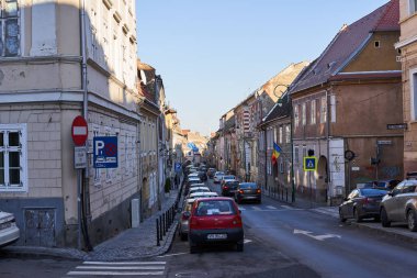 Brasov Bv, Romanya - 15 Aralık 2019: Brasov kentinin eski merkezinde sokak hayatı, popüler bir turistik bölge