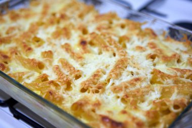 Fırında cam tepside peynirli makarna.