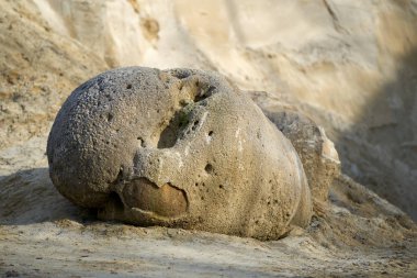 Romanya 'daki doğal parktaki tortulu kayalar, betonlar