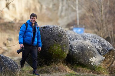 Profesyonel doğa fotoğrafçısı dışarıda fotoğraf çekiyor.