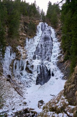Kış manzarası, dağ şelalesi kenarlarında donmuş.
