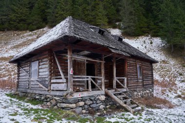 Kış boyunca dağdaki ahşap kulübe.
