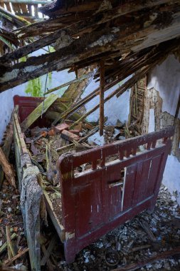 Dağlarda yıkılmış, terk edilmiş bir ev.